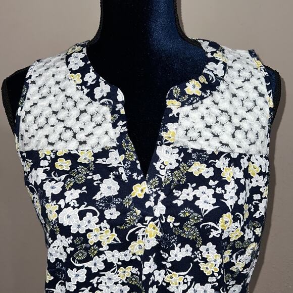 Modern Attraction sleeveless women’s Small floral multicolor Blue White Yellow - Picture 10 of 10